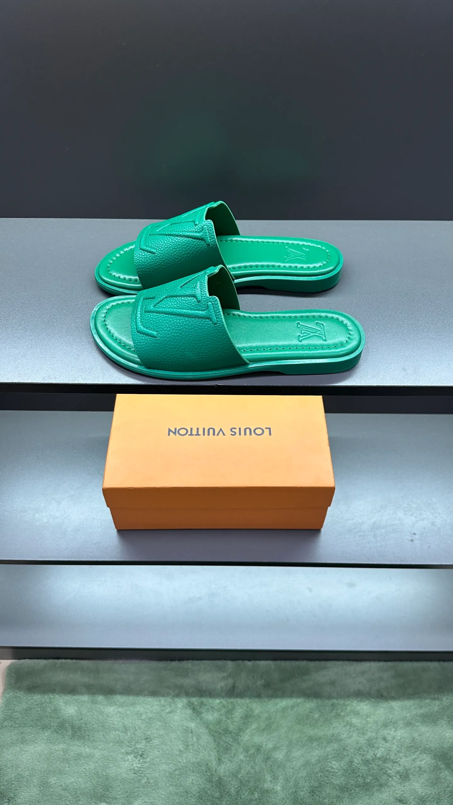 P300 🔍LV Men's Spring and Summer Slippers Counter Synchronization. The uppers are imported cowhide fabrics from Italy, with logo graphics and high-quality craftsmanship. Soles: original soles specially provided by the original factory. Exclusive movable molded soles are super comfortable. Original factory follow-up orders. 🔍🔍High quality. You can enter and leave the counter at will. Welcome to compare. Code number 38-45 No. 058